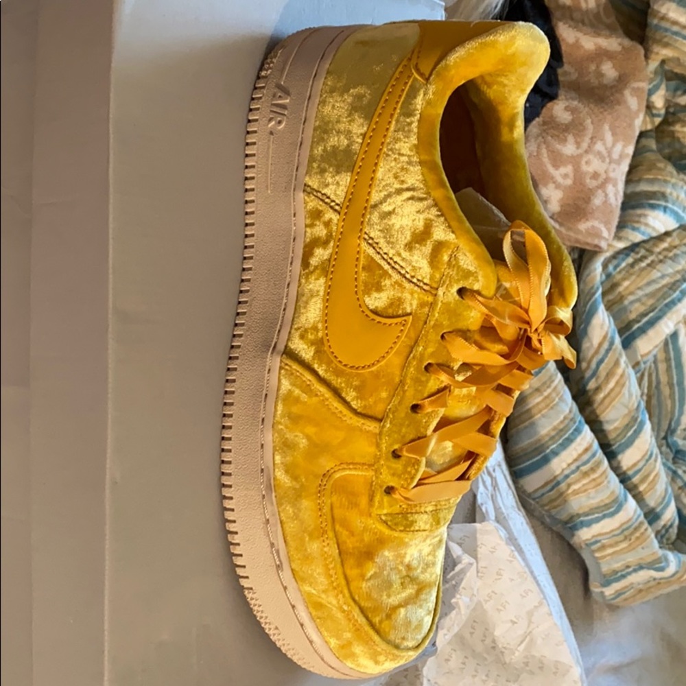 Grade School 7 Nike Air Force 1 Low Yellow Velvet